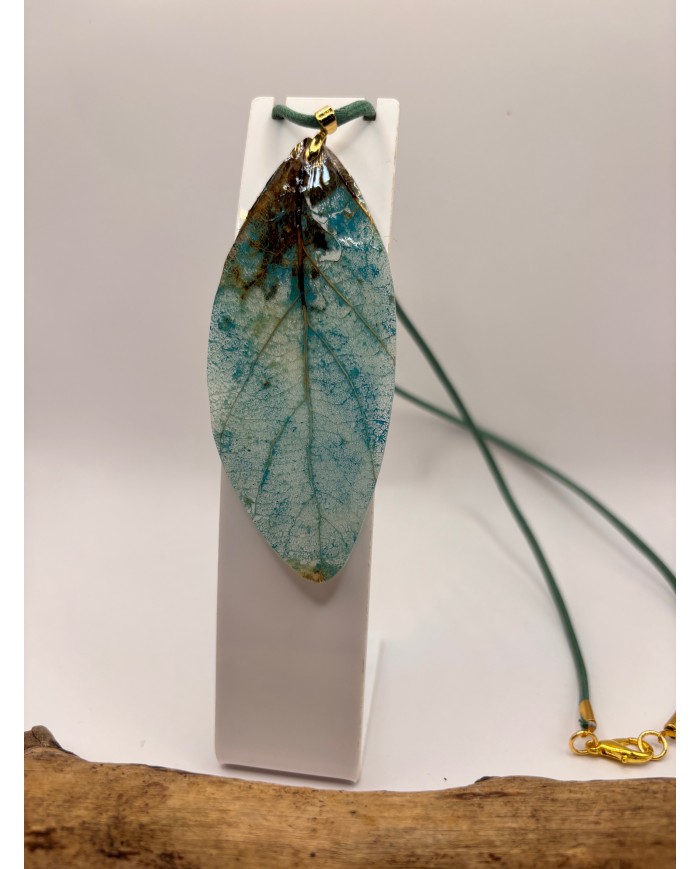 COLLAR ARTESANO DE HOJA NATURAL ESQUELETIZADA
