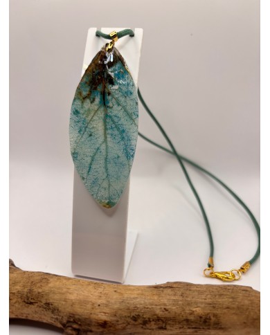 COLLAR ARTESANO DE HOJA NATURAL ESQUELETIZADA