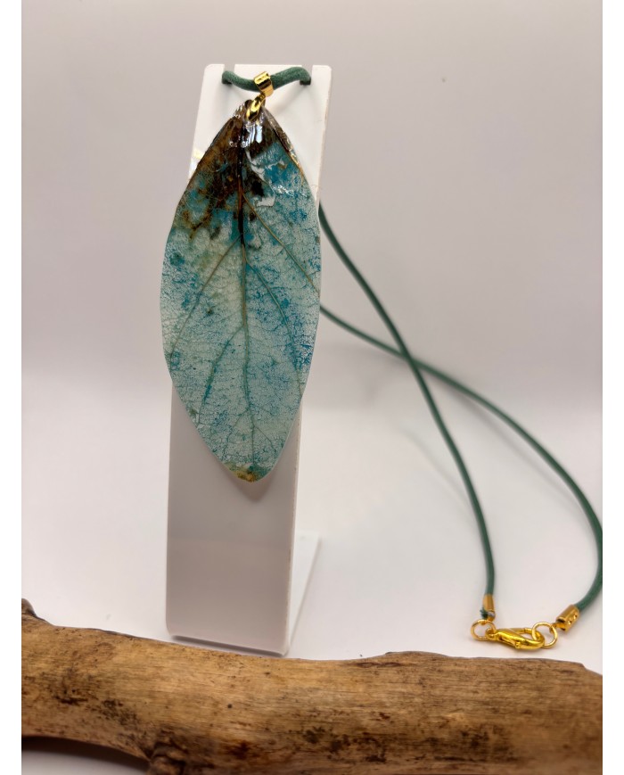 COLLAR ARTESANO DE HOJA NATURAL ESQUELETIZADA
