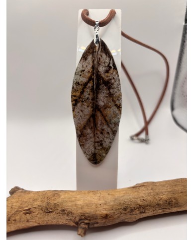 COLLAR ARTESANO DE HOJA NATURAL ESQUELETIZADA