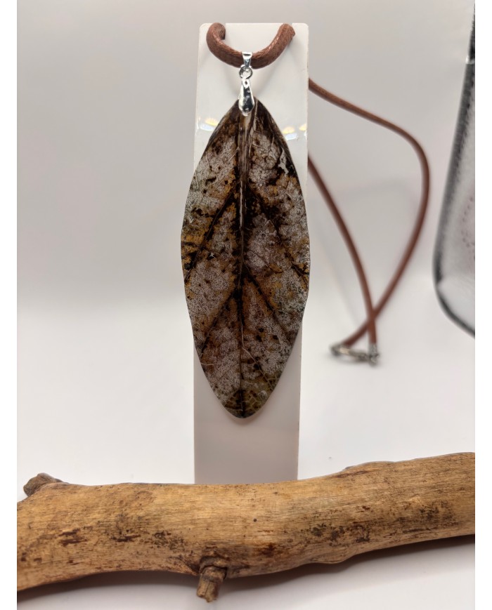 COLLAR ARTESANO DE HOJA NATURAL ESQUELETIZADA