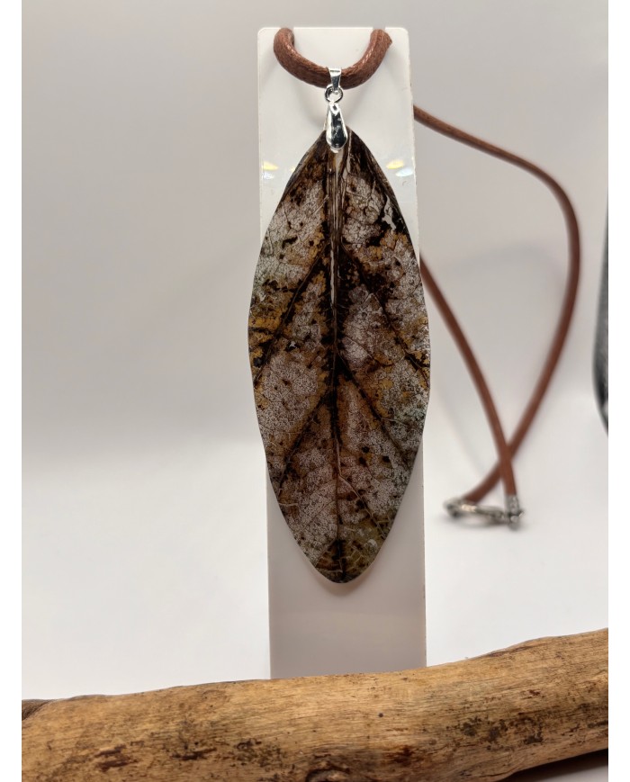 COLLAR ARTESANO DE HOJA NATURAL ESQUELETIZADA