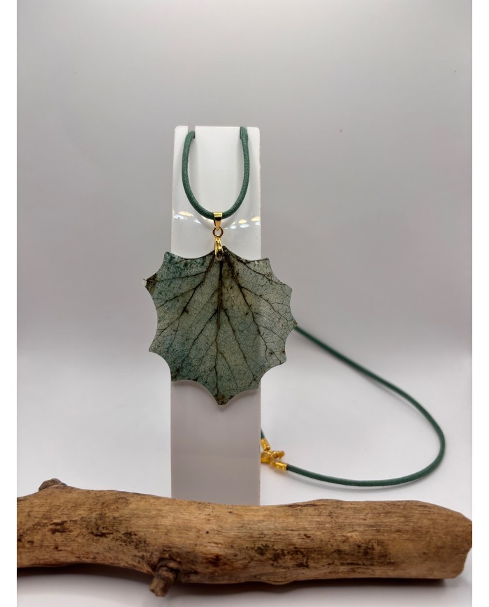 COLLAR ARTESANO DE  HOJA NATURAL ESQUELETIZADA