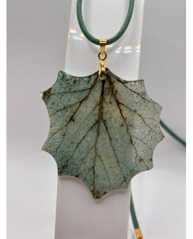 COLLAR ARTESANO DE  HOJA NATURAL ESQUELETIZADA