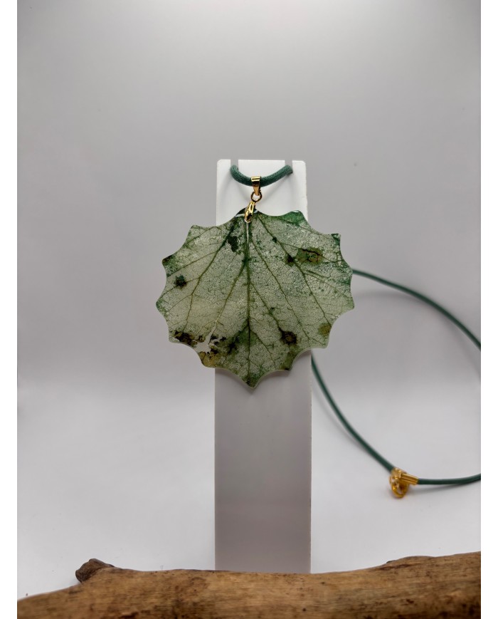 COLLAR ARTESANO DE HOJA NATURAL ESQUELETIZADA