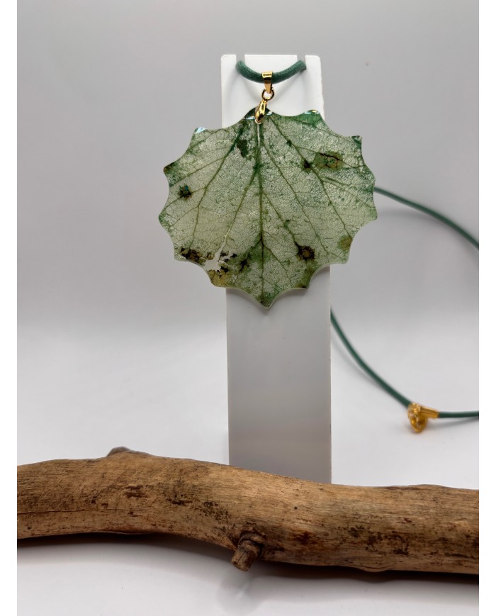 COLLAR ARTESANO DE HOJA NATURAL ESQUELETIZADA