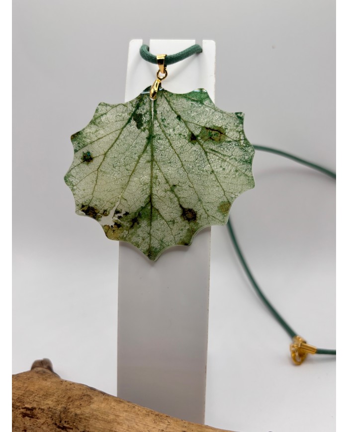 COLLAR ARTESANO DE HOJA NATURAL ESQUELETIZADA