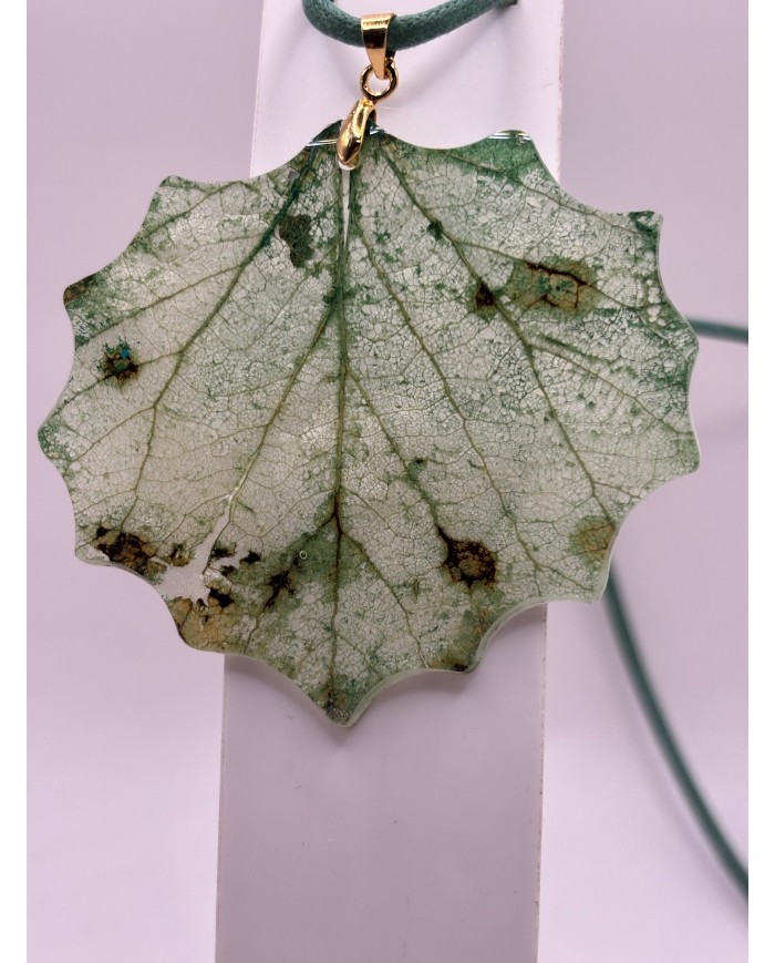 COLLAR ARTESANO DE HOJA NATURAL ESQUELETIZADA