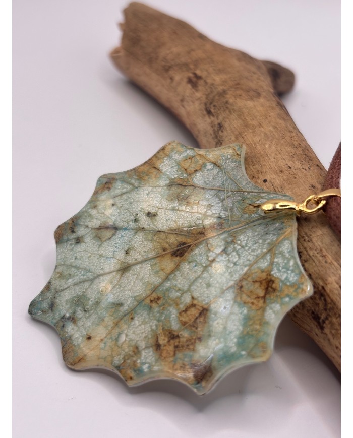 COLLAR ARTESANO DE HOJA NATURAL ESQUELETIZADA