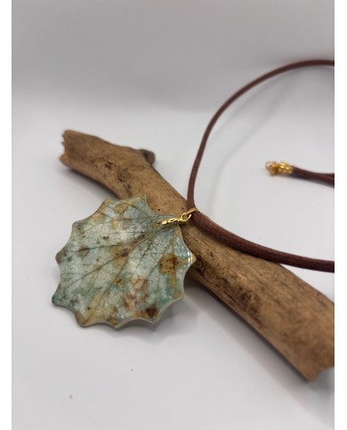 COLLAR ARTESANO DE HOJA NATURAL ESQUELETIZADA