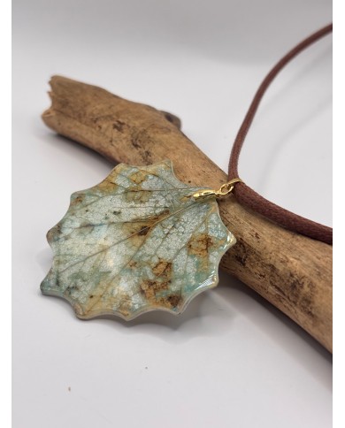 COLLAR ARTESANO DE HOJA NATURAL ESQUELETIZADA
