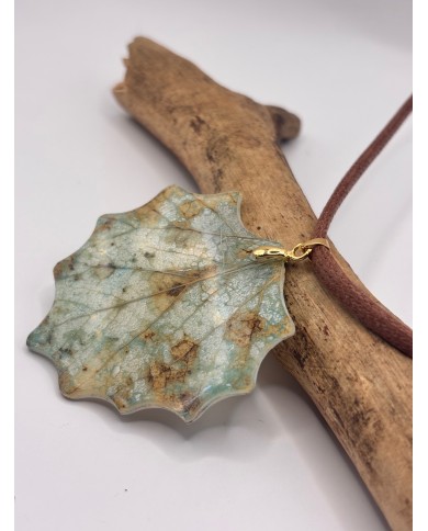 COLLAR ARTESANO DE HOJA NATURAL ESQUELETIZADA