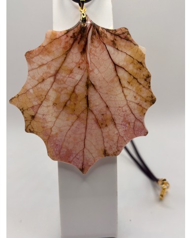 COLLAR ARTESANO DE HOJA NATURAL ESQUELETIZADA