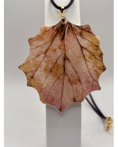 COLLAR ARTESANO DE HOJA NATURAL ESQUELETIZADA