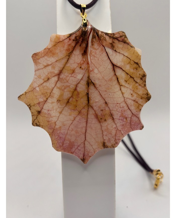 COLLAR ARTESANO DE HOJA NATURAL ESQUELETIZADA