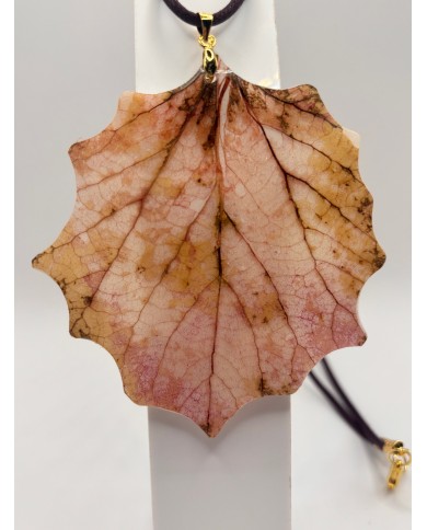 COLLAR ARTESANO DE HOJA NATURAL ESQUELETIZADA