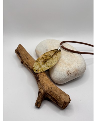 COLLAR ARTESANO DE HOJA NATURAL ESQUELETIZADA