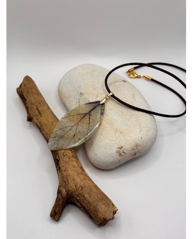 COLLAR ARTESANO DE HOJA NATURAL ESQUELETIZADA