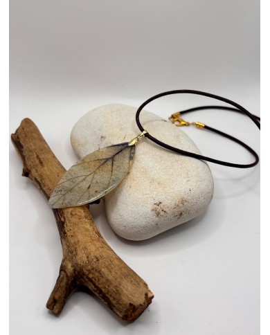 COLLAR ARTESANO DE HOJA NATURAL ESQUELETIZADA