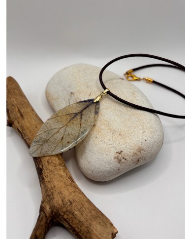 COLLAR ARTESANO DE HOJA NATURAL ESQUELETIZADA
