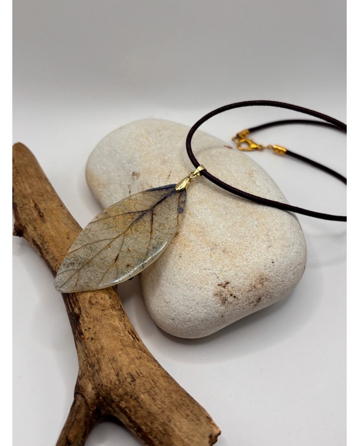 COLLAR ARTESANO DE HOJA NATURAL ESQUELETIZADA
