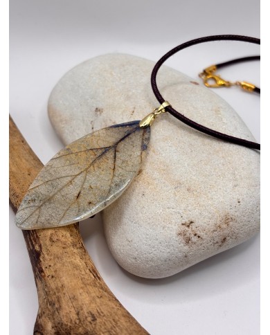 COLLAR ARTESANO DE HOJA NATURAL ESQUELETIZADA
