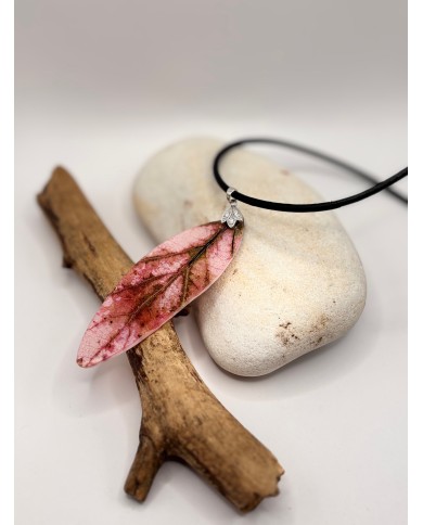 COLLAR ARTESANO DE HOJA NATURAL ESQUELETIZADA