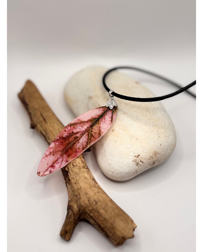 COLLAR ARTESANO DE HOJA NATURAL ESQUELETIZADA