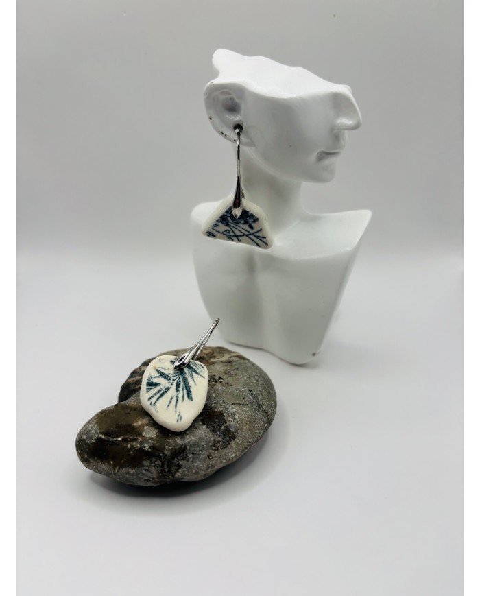 PENDIENTES DE PORCELANA DESGASTADA POR EL MAR