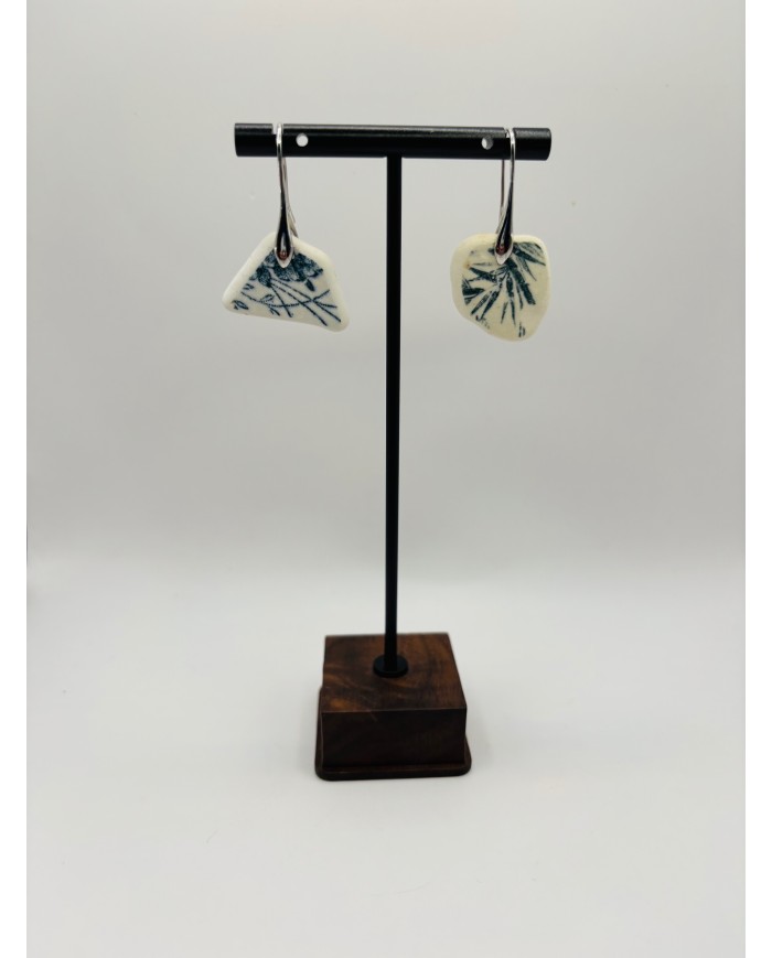 PENDIENTES DE PORCELANA DESGASTADA POR EL MAR