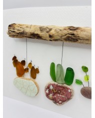 ILUSTRACIÓN ARTESANA DE CRISTAL MARINO Y RESTOS DEL MAR