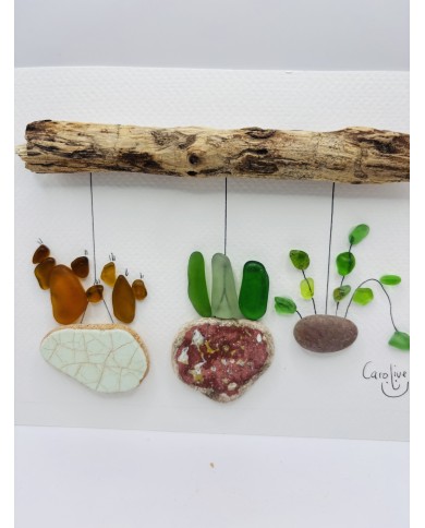 ILUSTRACIÓN ARTESANA DE CRISTAL MARINO Y RESTOS DEL MAR