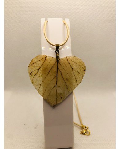 Collar artesanal de hoja natural esqueletizada