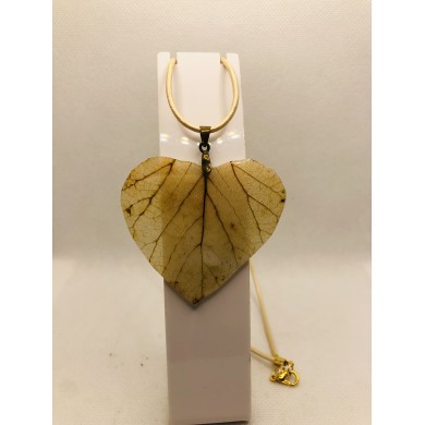 Collar artesanal de hoja natural esqueletizada