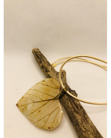 Collar artesanal de hoja natural esqueletizada