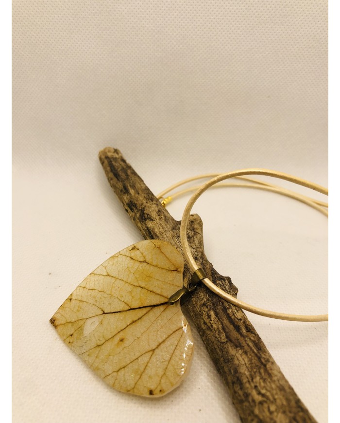 Collar artesanal de hoja natural esqueletizada