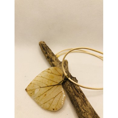 Collar artesanal de hoja natural esqueletizada