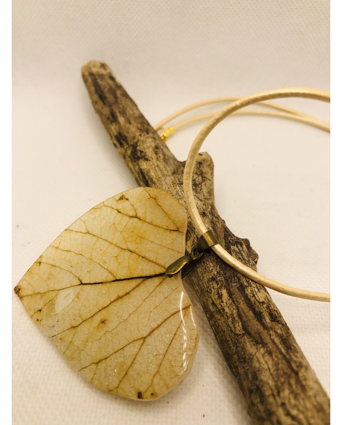 Collar artesanal de hoja natural esqueletizada