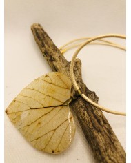 Collar artesanal de hoja natural esqueletizada