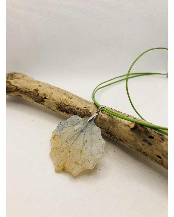COLLAR artesano de hoja natural esqueletizada