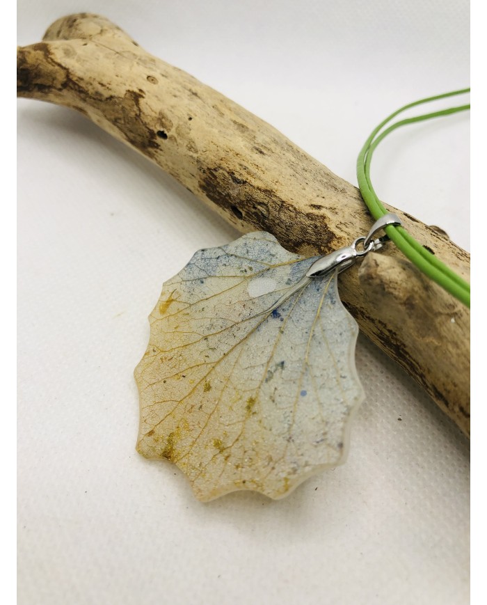 COLLAR artesano de hoja natural esqueletizada