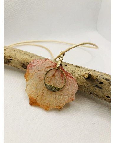 COLLAR artesano de hoja natural esqueletizada