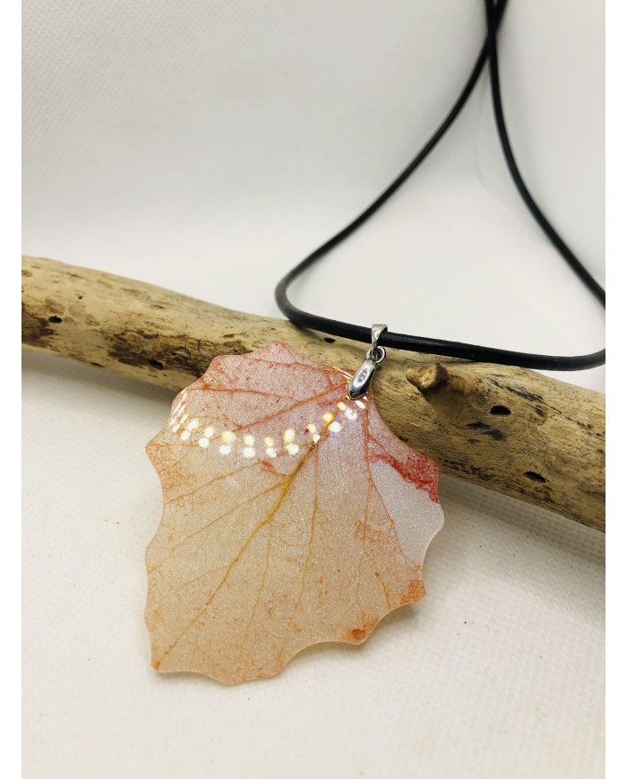 COLLAR artesano de hoja natural esqueletizada